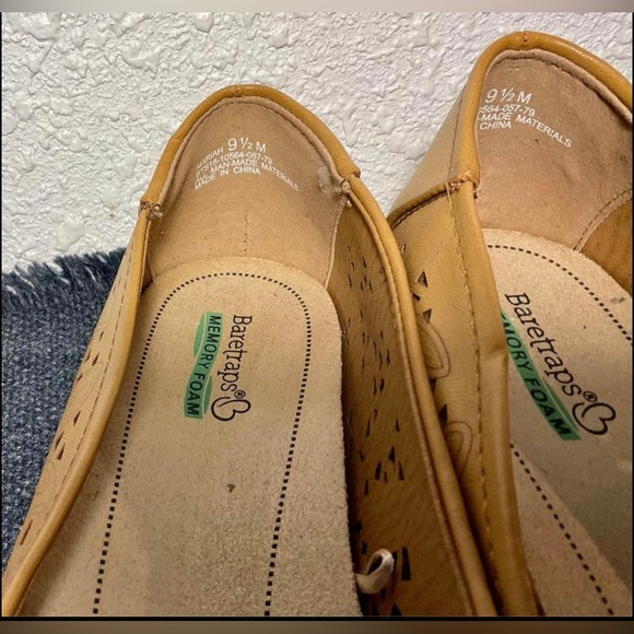 •Memory foam flats by BareTraps “Mariah” Brown women’s cut out round toe wedge - Picture 4 of 8